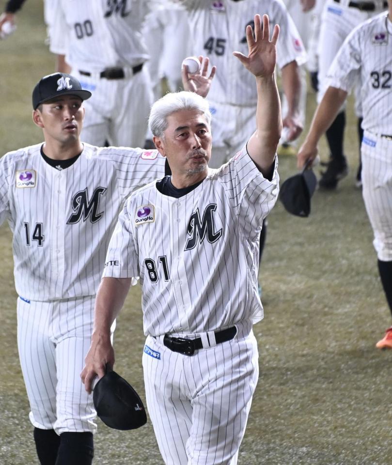 　ファンに手を振る吉井監督
