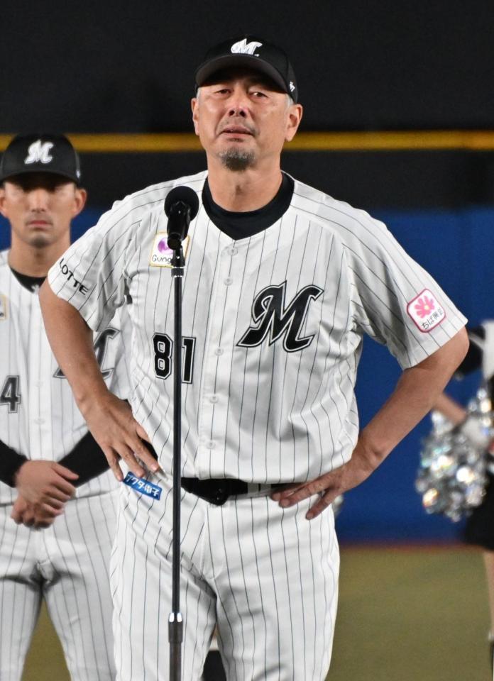 　試合後、ファンにあいさつする吉井監督