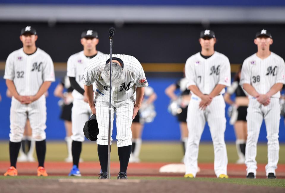 　試合後のセレモニーで深々と頭を下げる吉井監督（撮影・開出牧）
