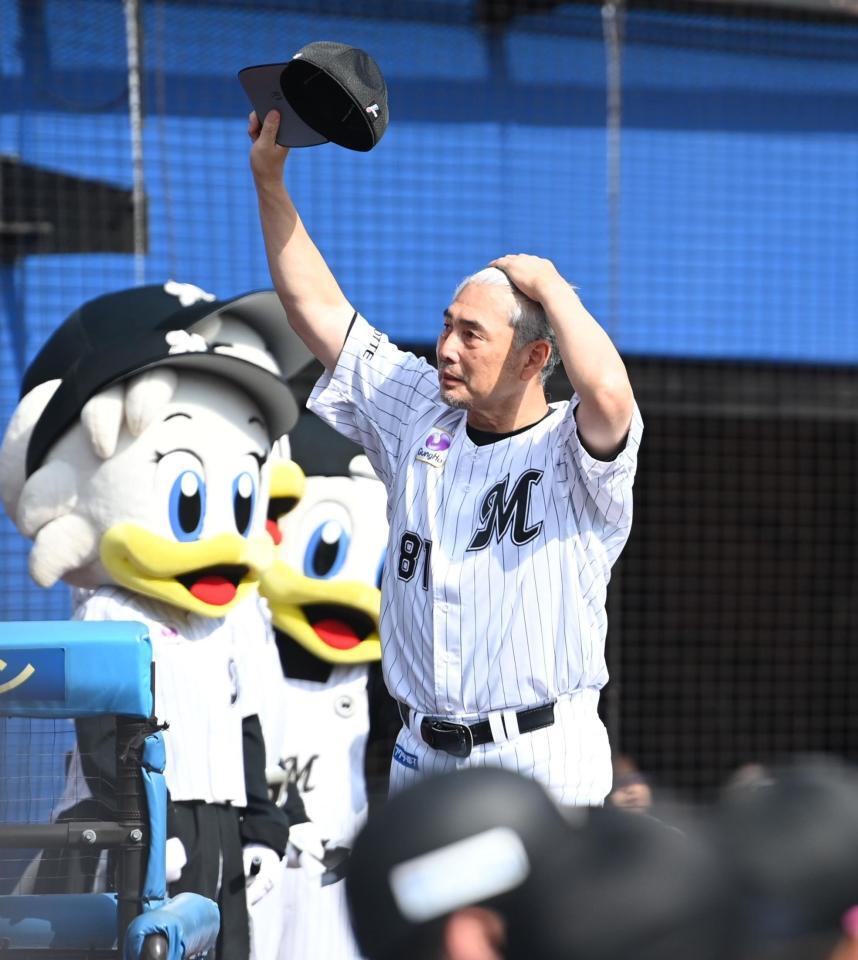 　試合前、スタンドの声援に応える吉井監督（撮影・開出牧）