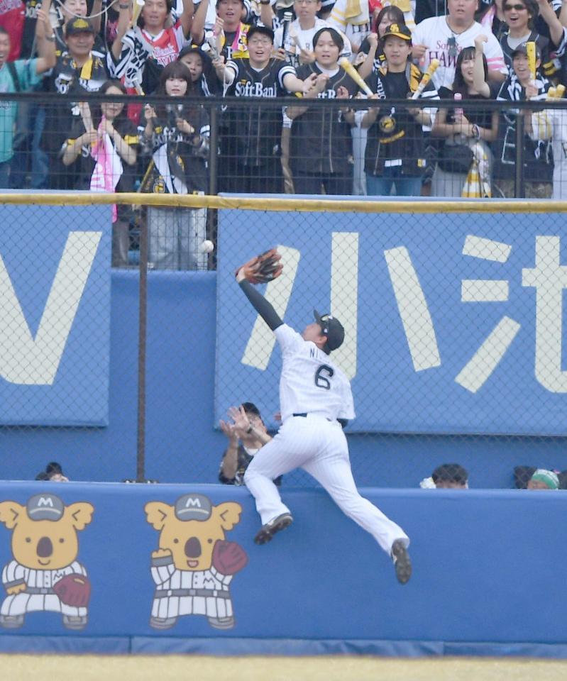 　１回、柳田の左越え先制ソロの打球をフェンスを恐れず飛びつく西川（撮影・開出牧）