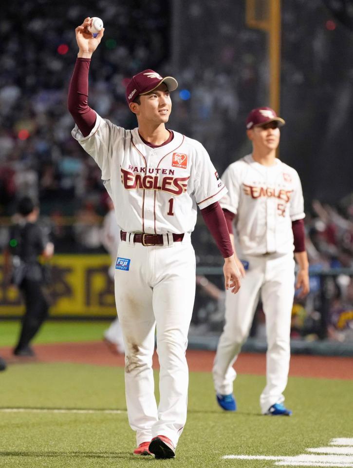 　最終戦セレモニーでファンの声援に応える宗山