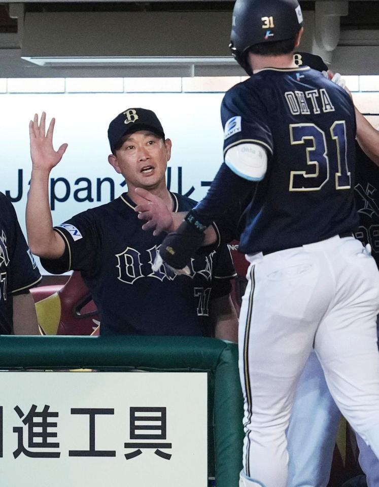 １１回、決勝となる本塁打を放った太田（手前）を迎える岸田監督
