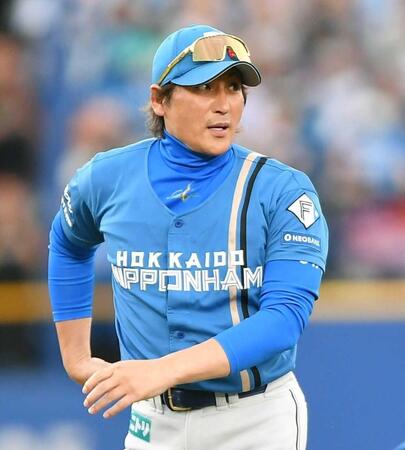 　最終戦を終え、ファンにあいさつした新庄監督＝４日