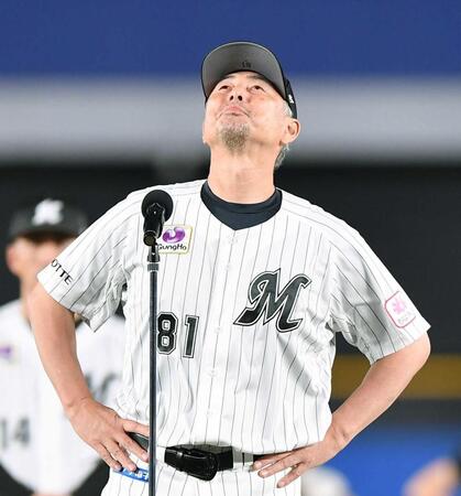 　あいさつの途中で涙をこらえる吉井監督（撮影・開出牧）