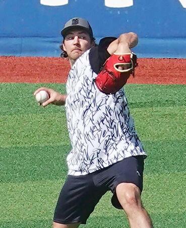 　キャッチボールをするバウアー