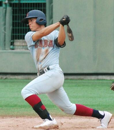 　鋭いスイングを見せる近大付・小久保成逢（撮影・北村孝紀）
