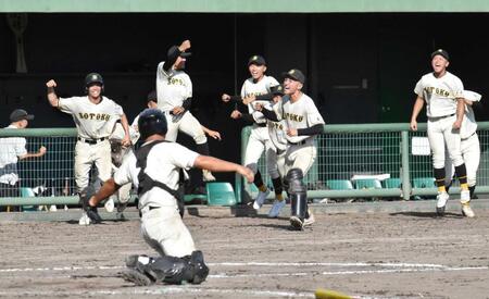 　サヨナラ勝ちに歓喜する崇徳ナイン