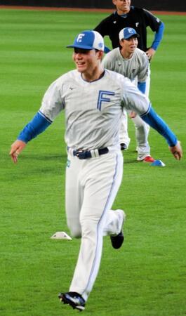 　アップ中に笑顔を見せる清宮幸