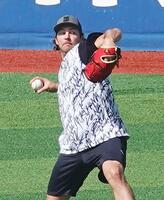 　キャッチボールをするバウアー