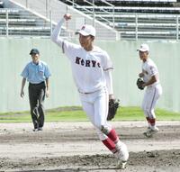 　完封勝利を挙げ、ガッツポーズをする広陵・柴田（撮影・高橋涼太朗）