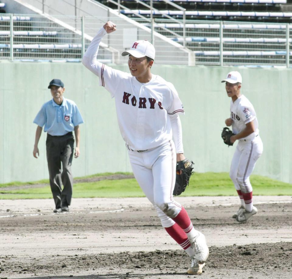 　完封勝利を挙げ、ガッツポーズをする広陵・柴田（撮影・高橋涼太朗）