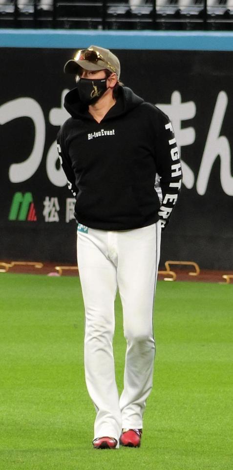 　練習を見守る新庄監督