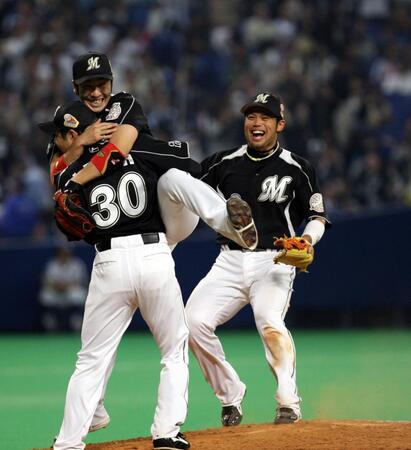 　中日を破って日本一となりマウンドで喜ぶ伊藤義弘氏（３０）ら＝２０１０年１１月
