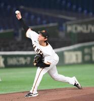 　オーバースローで投球する平内（撮影・堀内翔）