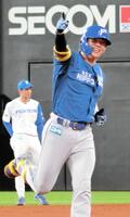 　２回、先制ソロを放ち、笑顔でダイヤモンドを回る田宮