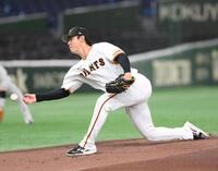 　ヤマハとの練習試合に先発してアンダースローで投球する平内（撮影・堀内翔）