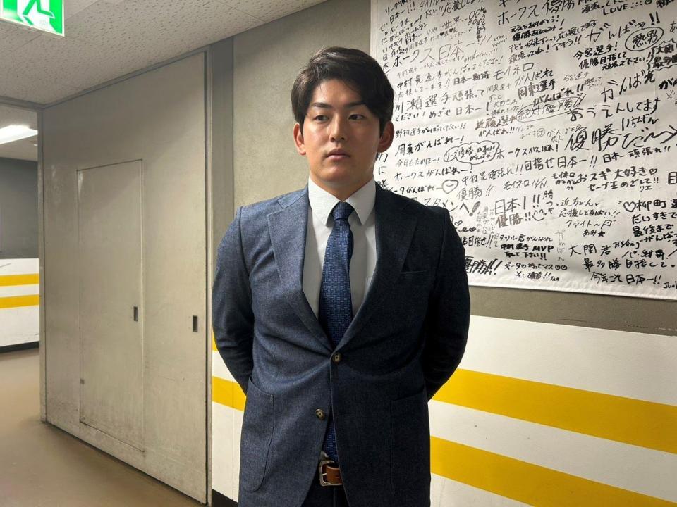 　球団事務所を訪れた風間