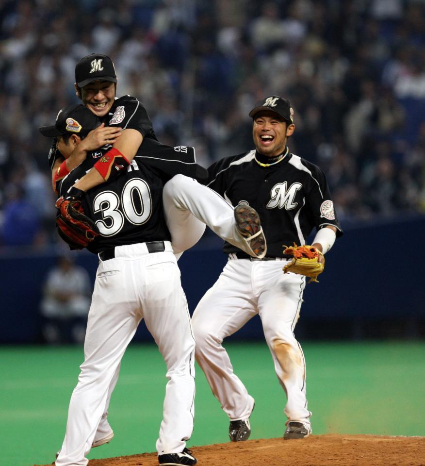 　中日を破って日本一となりマウンドで喜ぶ伊藤義弘氏（３０）ら＝２０１０年１１月