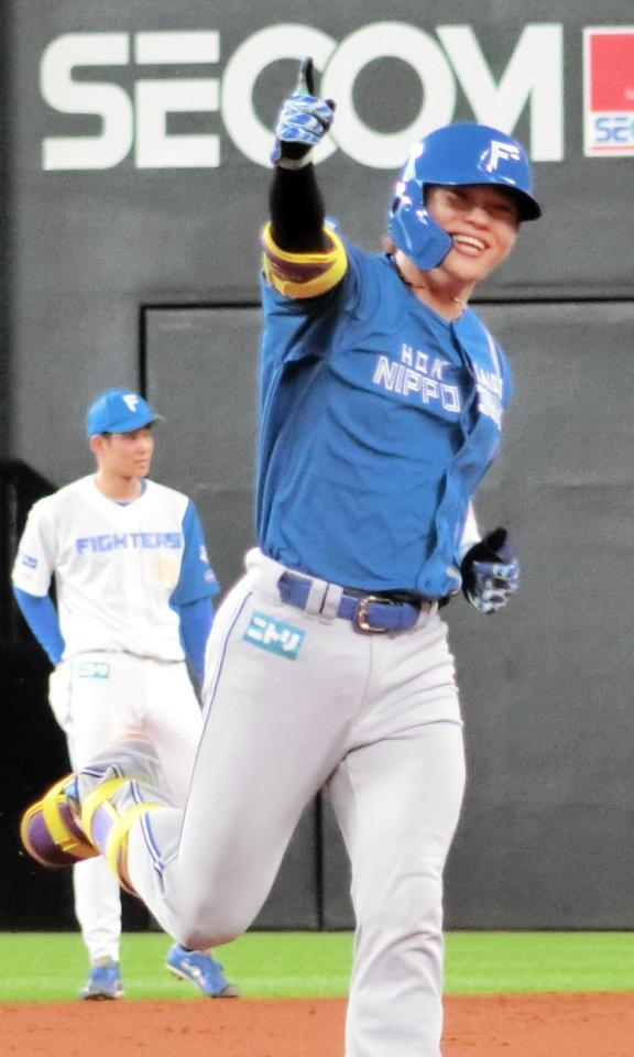 　２回、先制ソロを放ち、笑顔でダイヤモンドを回る田宮