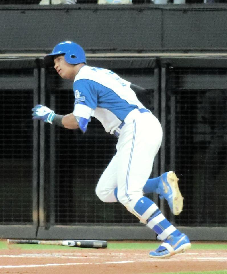 　３回、万波は遊撃への内野安打を放つ