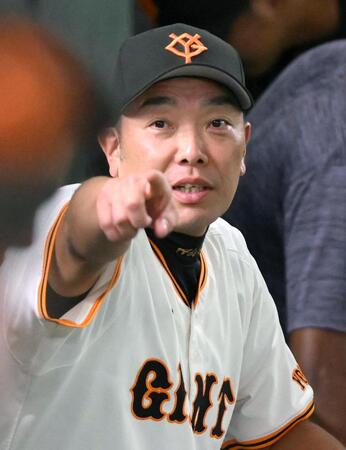 　６回、指示を出す阿部監督（撮影・堀内翔）