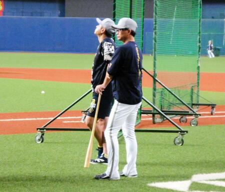 　練習を見守る岸田監督