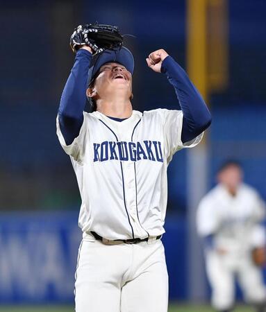 　２安打完封勝利を挙げガッツポーズを決め天を仰ぐ国学院大・当山渚（撮影・開出牧）