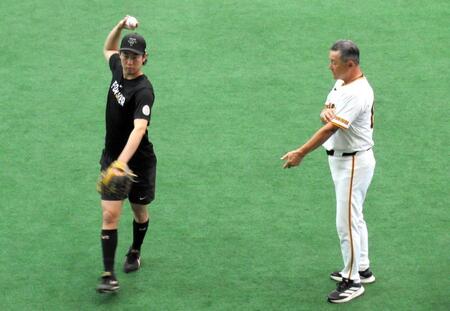 　調整を行う山崎。右は久保巡回投手コーチ