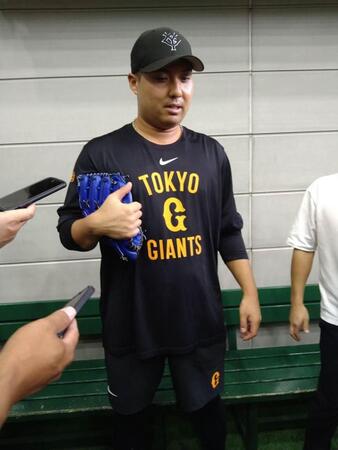 　取材に応じる今村