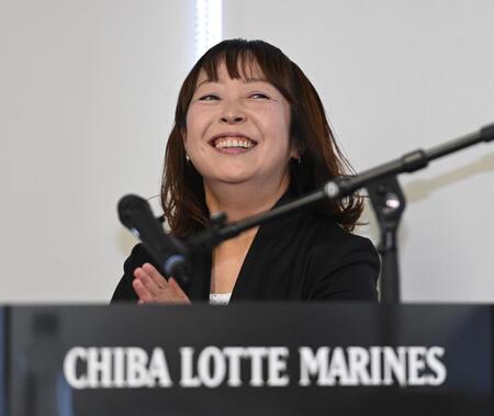 　サブロー新監督の就任会見で司会を務める元ロッテ球団職員の谷保恵美氏（撮影・開出牧）