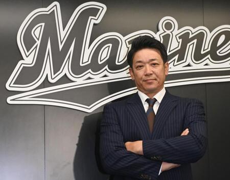 　就任会見でポーズを決めるサブロー新監督（撮影・開出牧）