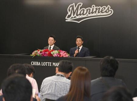 　就任会見で質問に答えるサブロー新監督（後方右）。左は高坂球団社長（撮影・開出牧）