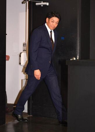 　就任会見に登場したサブロー新監督（撮影・開出牧）