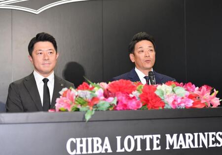 就任会見で意気込みを語るロッテ・サブロー新監督（右）。左は高坂俊介球団社長＝ＺＯＺＯマリンスタジアム（撮影・開出牧）