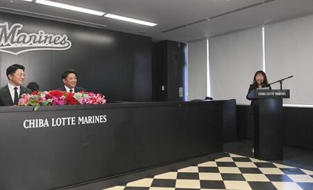 　サプライズで司会を務めた元球団職員の谷保恵美氏（右端）のサブローコールに笑顔のサブロー新監督（左から２人目）。左端は高坂球団社長（撮影・開出牧）