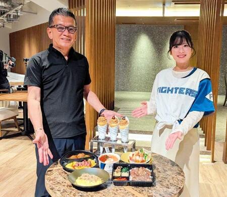 　ＣＳ期間限定グルメをＰＲする日本ハムの小村球団社長（左）とＦビレッジアンバサダーの滝谷美夢