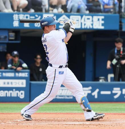 　１回、内野安打を放つ牧（撮影・石井剣太郎）