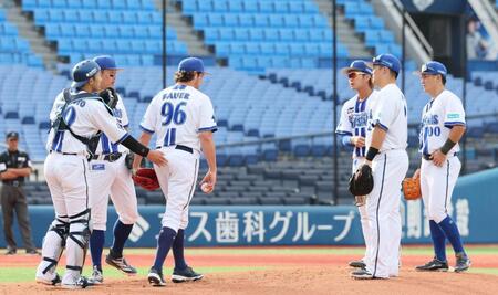 　４回、バウアー（左から３人目）のもとに集まるＤｅＮＡナイン（撮影・石井剣太郎）