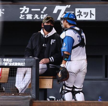 　３回、進藤（右）に声を掛ける新庄監督（撮影・中島達哉）