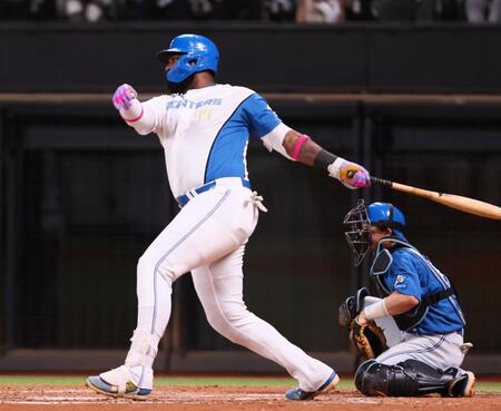 　５回、適時打を放つレイエス（撮影・中島達哉）