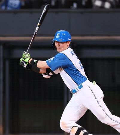 　４回、中前打を放つ清宮幸太（撮影・中島達哉）