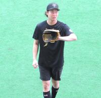 　調整を行う山崎