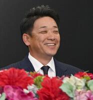 　サプライズで司会を務めた元球団職員の谷保恵美氏（右端）のサブローコールに満面の笑みを浮かべるサブロー新監督（撮影・開出牧）