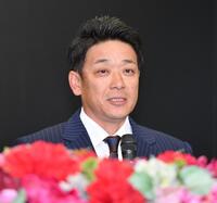 　就任会見で意気込みを語るサブロー新監督（撮影・開出牧）