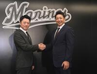 　就任会見で高坂球団社長（左）と握手を交わすサブロー新監督（撮影・開出牧）