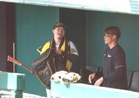 　練習中、糸井ＳＡと談笑する佐藤輝（左）＝撮影・北村雅宏