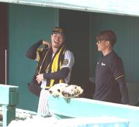 　練習中、糸井ＳＡと談笑する佐藤輝（左）＝撮影・北村雅宏