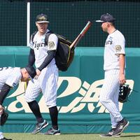 　井上（右）に声を掛ける佐藤輝（撮影・立川洋一郎）