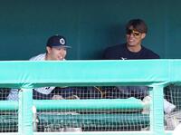 　ベンチで糸井ＳＡ（右）と談笑する佐藤輝（撮影・立川洋一郎）